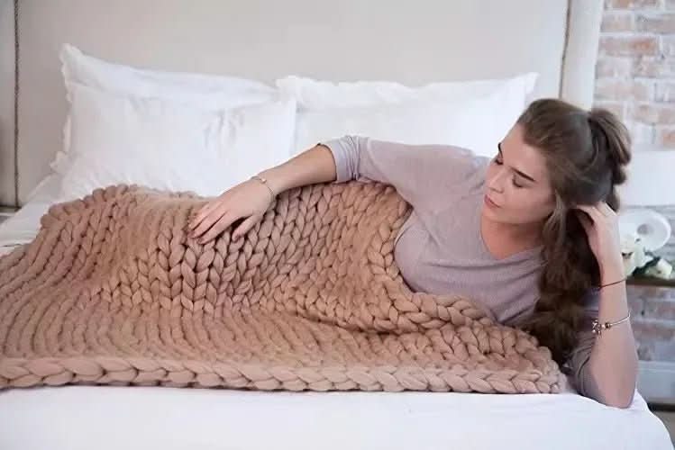 ComfaKnit huňatá deka Minky — ručně vyrobená moderní přehozová deka