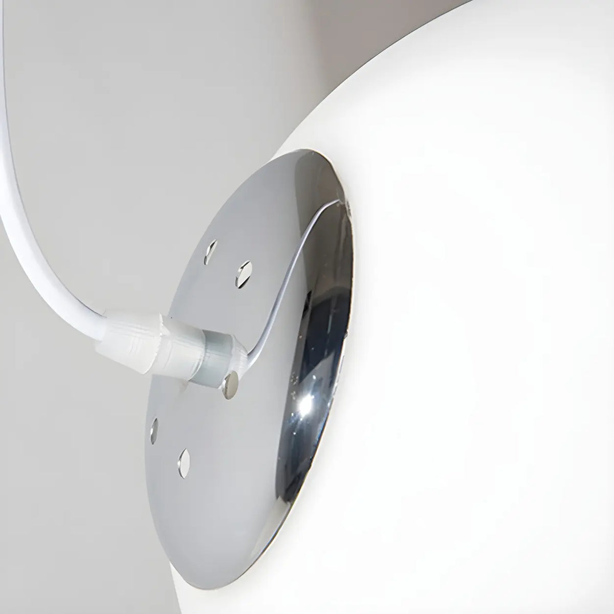 Lampă suspendată cu glob din sticlă albă – formă rotundă, mai multe dimensiuni