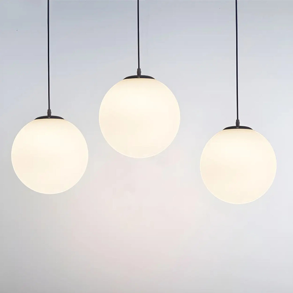 Lampă suspendată cu glob din sticlă albă – formă rotundă, mai multe dimensiuni