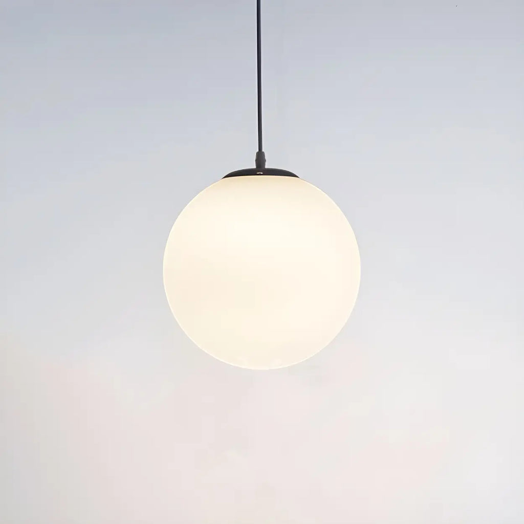 Lampă suspendată cu glob din sticlă albă – formă rotundă, mai multe dimensiuni