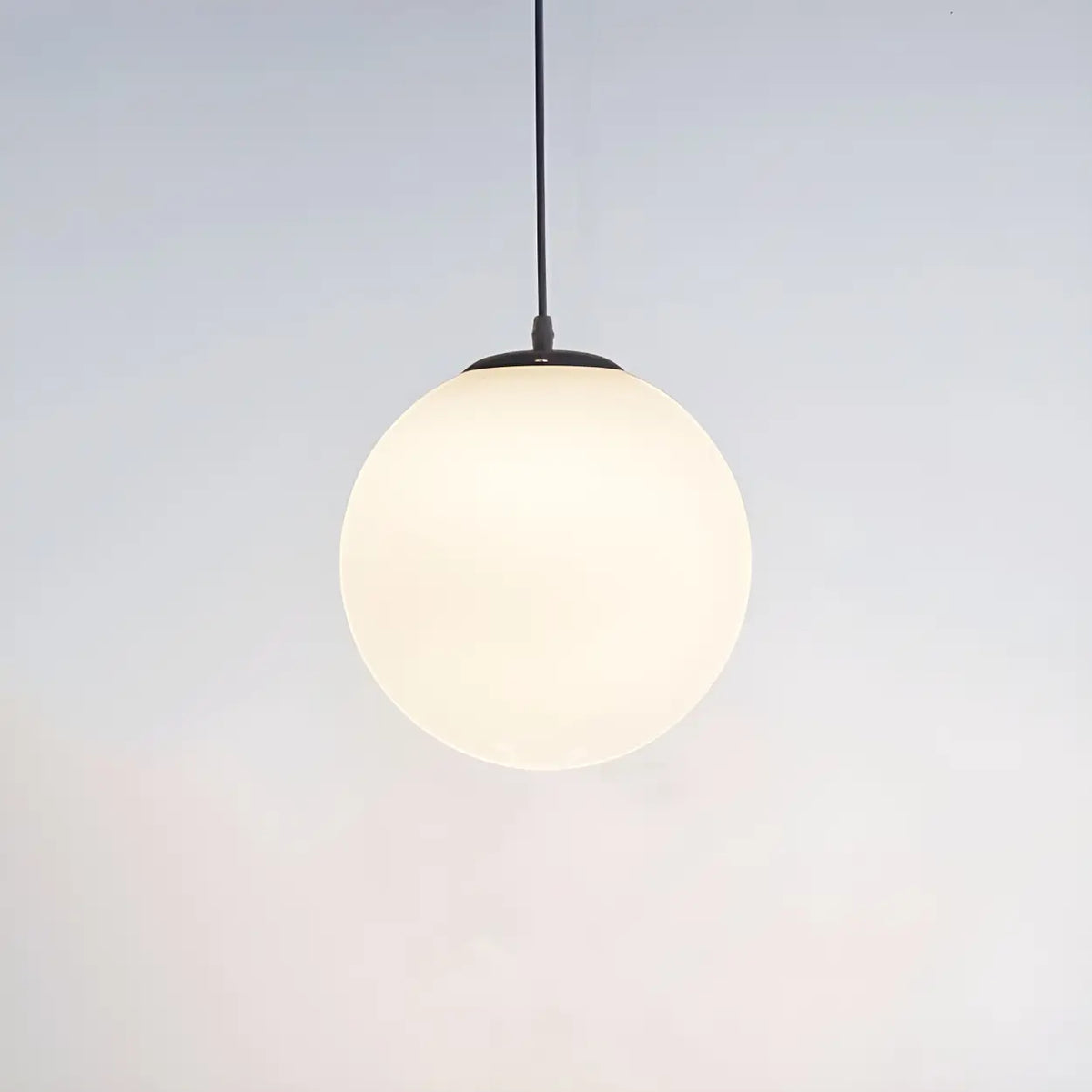 Lampă suspendată cu glob din sticlă albă – formă rotundă, mai multe dimensiuni