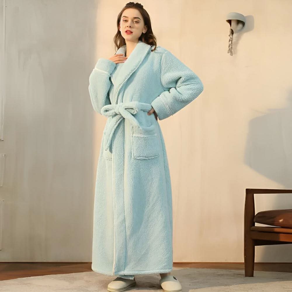 Unisex župan ze sherpa fleecu — detail šálového límce v korálové barvě