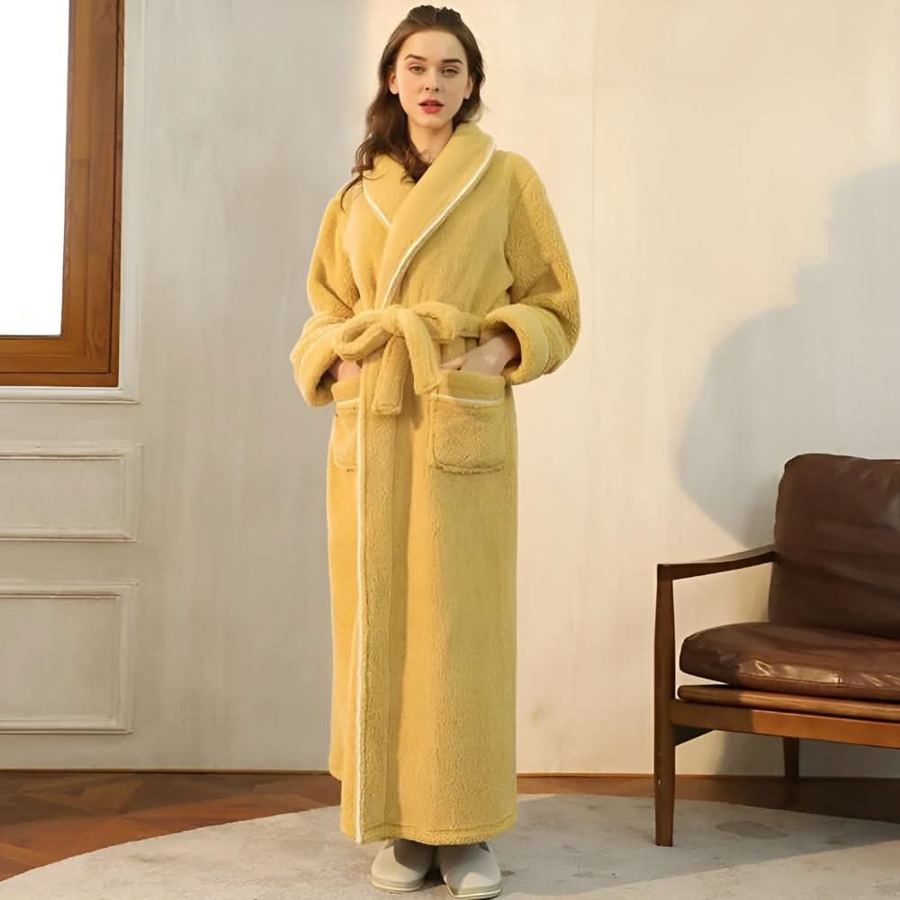 Unisex župan ze sherpa fleecu — detail šálového límce v korálové barvě
