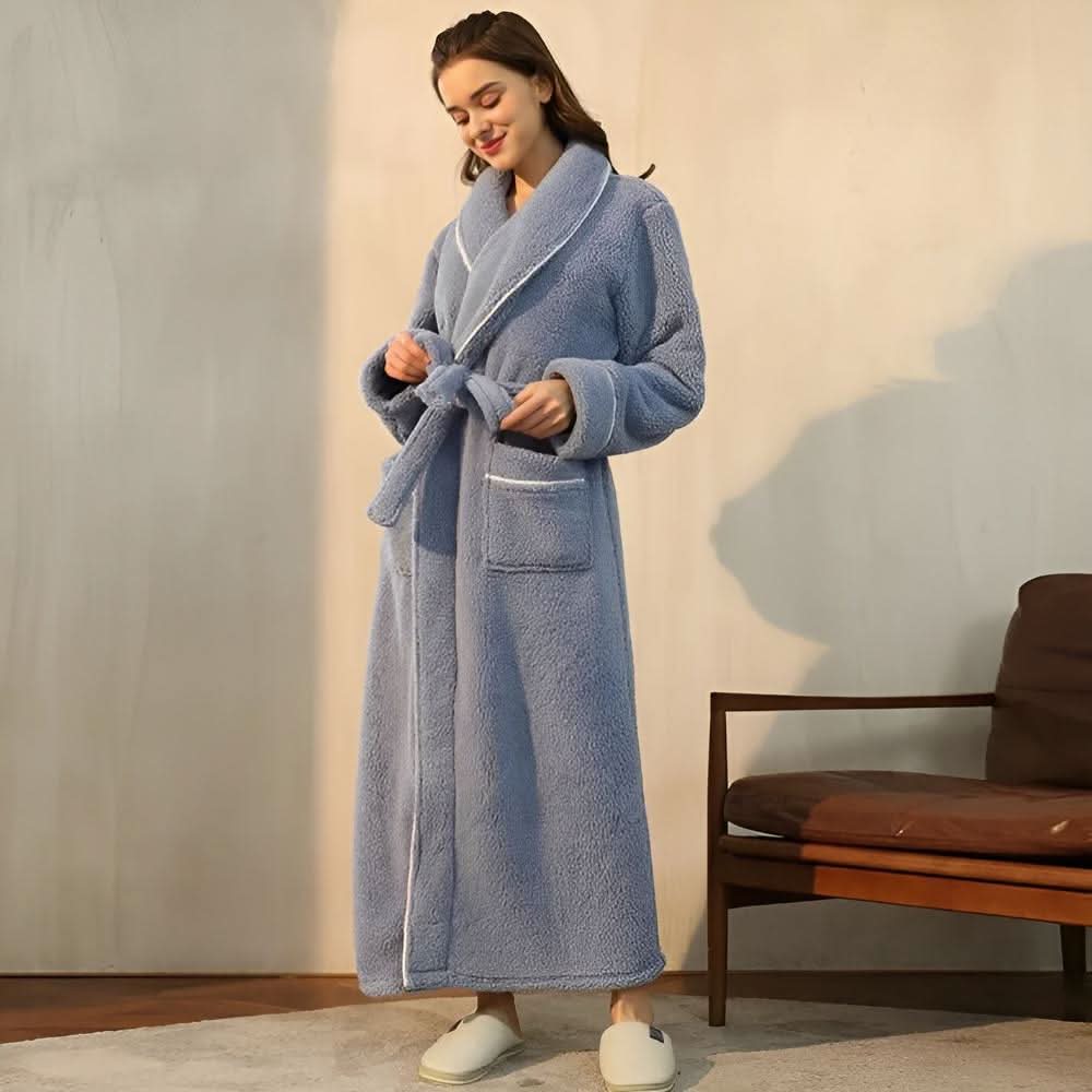 Unisex župan ze sherpa fleecu — detail šálového límce v korálové barvě
