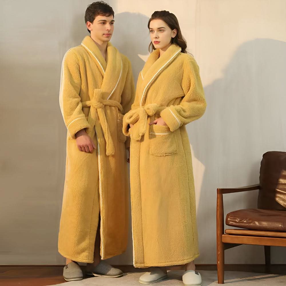 Unisex župan ze sherpa fleecu — detail šálového límce v korálové barvě
