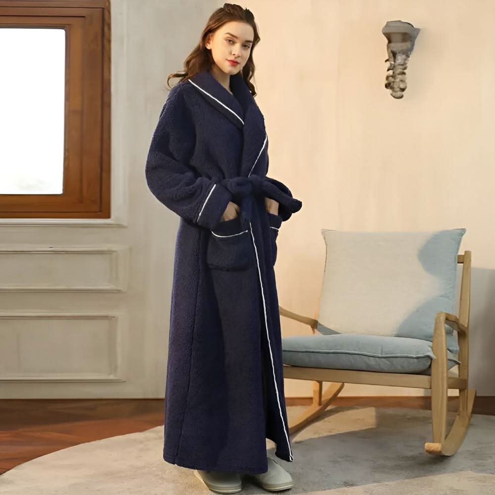Unisex župan ze sherpa fleecu — detail šálového límce v korálové barvě