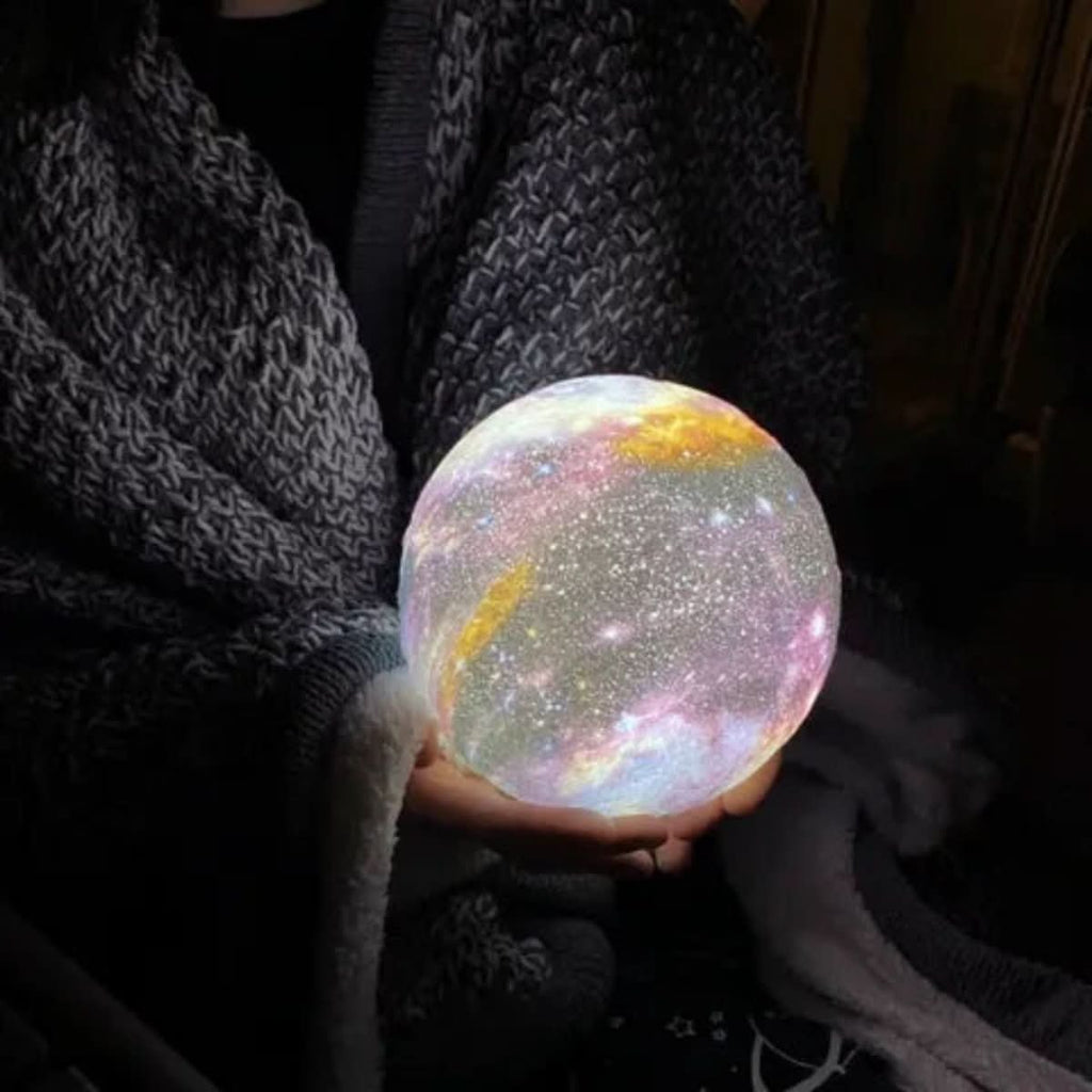 CosmoShine pestrobarevná měsíční noční lampička — dálkové ovládání je součástí balení