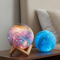 CosmoShine pestrobarevná měsíční noční lampička — dálkové ovládání je součástí balení