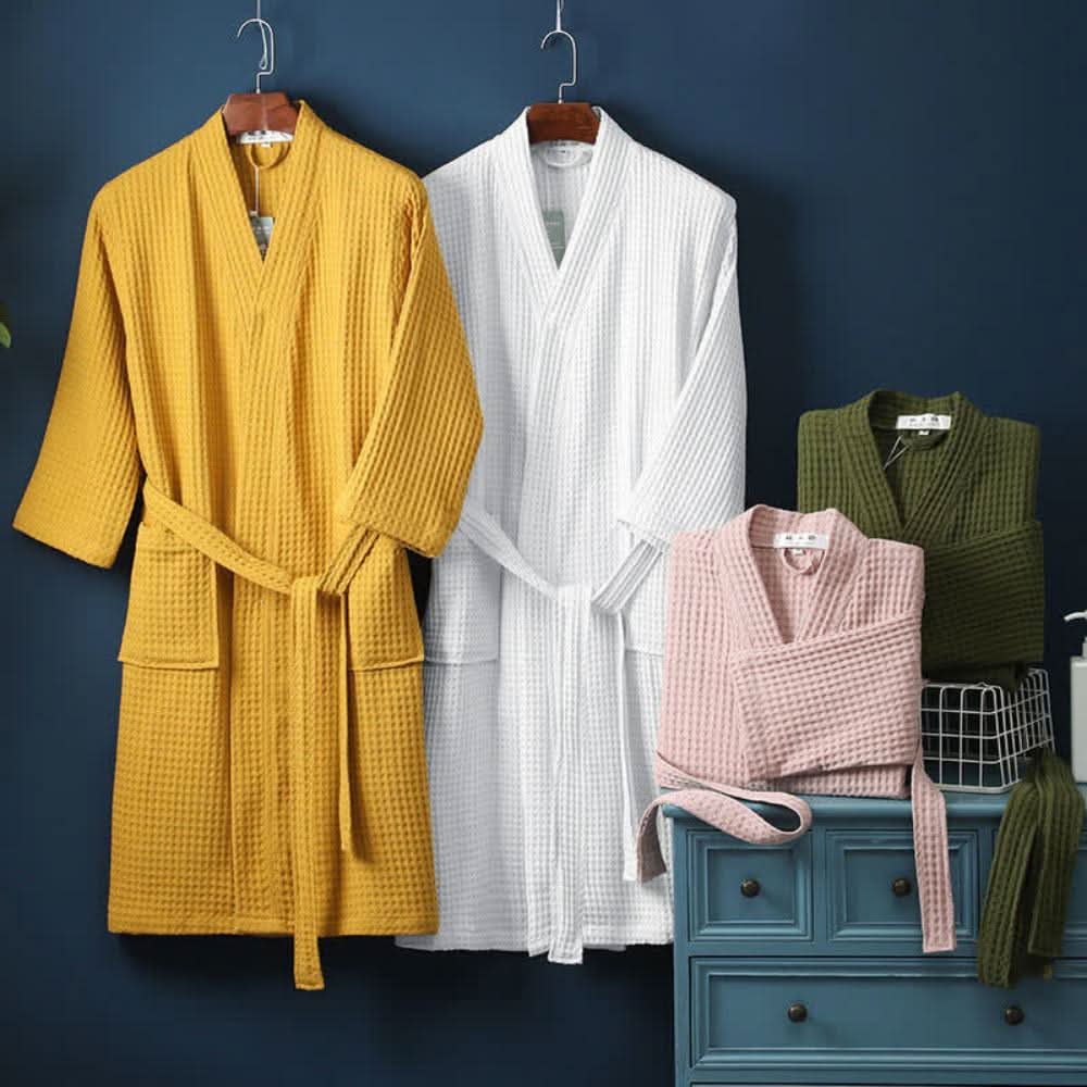 Měkký vaflový župan se špičatým výstřihem ze 100% bavlny — CottonLuxe