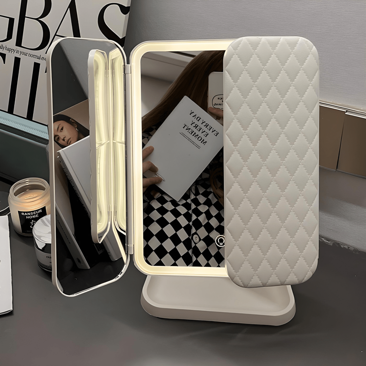 DETAILLOOK Nastavitelné osvětlené kosmetické zrcátko — přesné zvětšení, skládací konstrukce, nabíjení přes USB-C