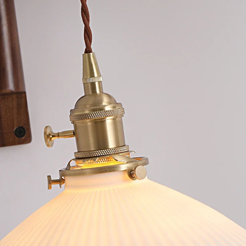 Lampă reglabilă din lemn — abajur rustic din ceramică, buton de pornire