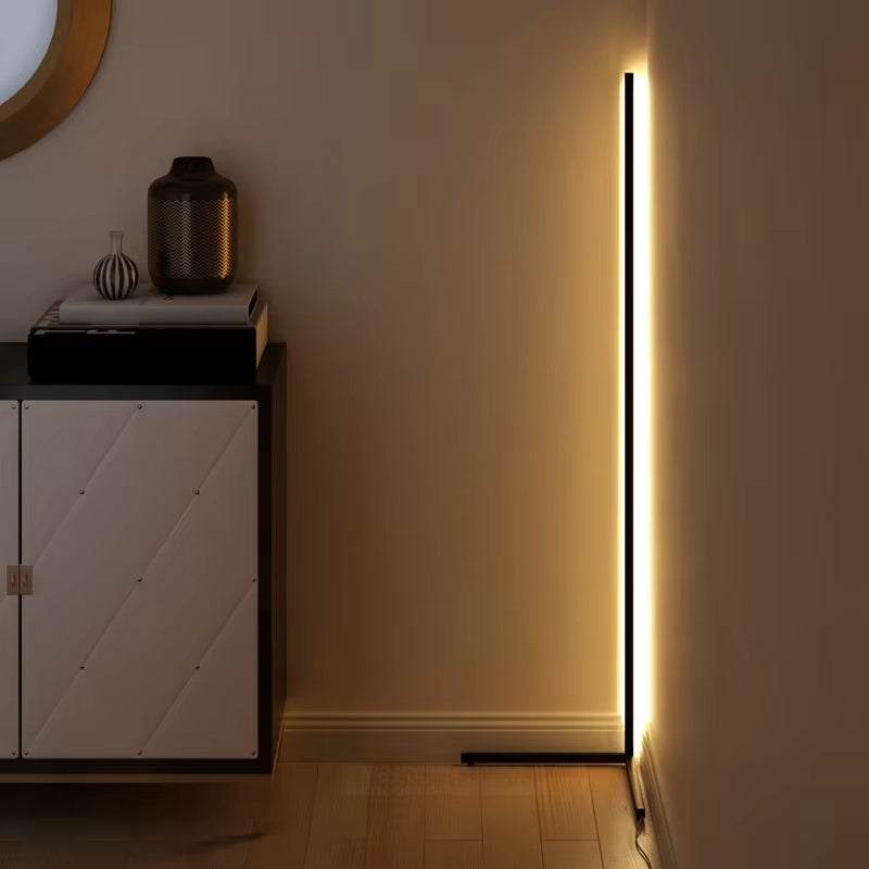 142cm LED-hjørnelampe af aluminium — dæmpbar, fjernbetjening, 3 farver