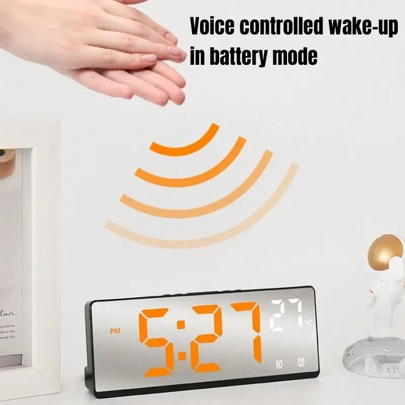 ECHOSYNC hangvezérlésű digitális óra — két ébresztés, állítható kijelző, éjszakai fényerőcsökkentés