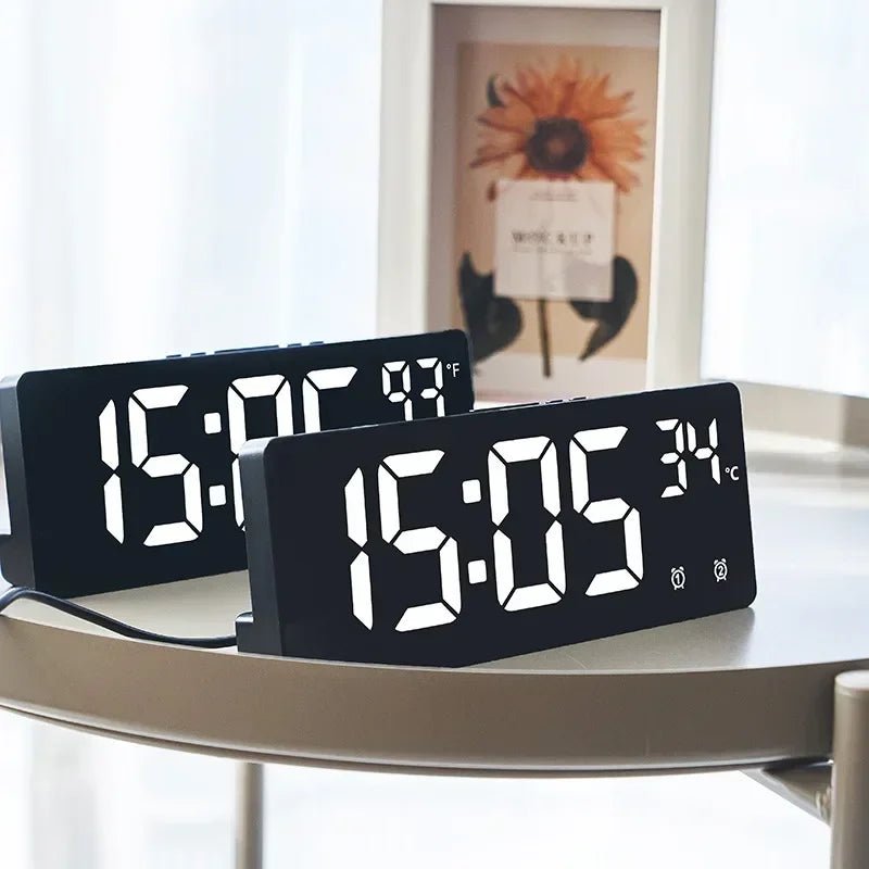 ECHOSYNC hangvezérlésű digitális óra — két ébresztés, állítható kijelző, éjszakai fényerőcsökkentés