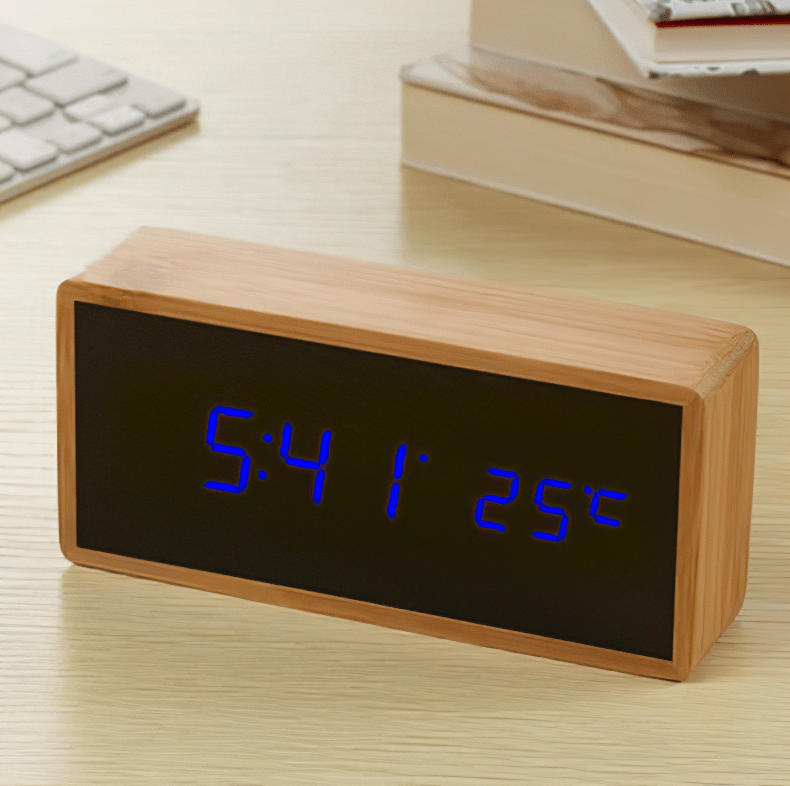 EcoClock digitalt bambusvækketur — LED-skærm til tid og temperatur