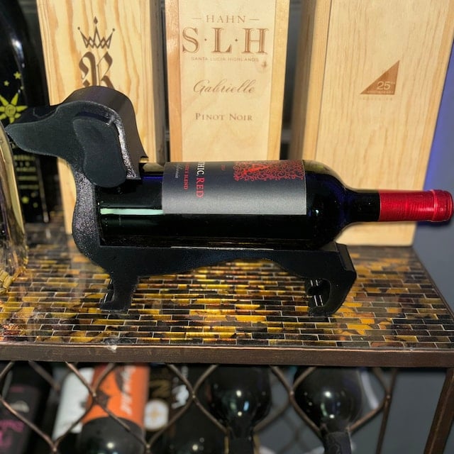 Botellero de resina con forma de perro salchicha, negro/gris/violeta/rojo/amarillo/azul