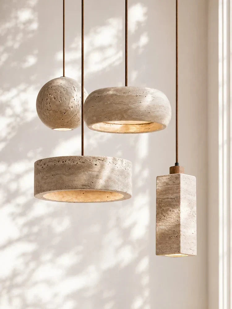 Lampada a sospensione in travertino — pietra naturale color crema, wabi-sabi