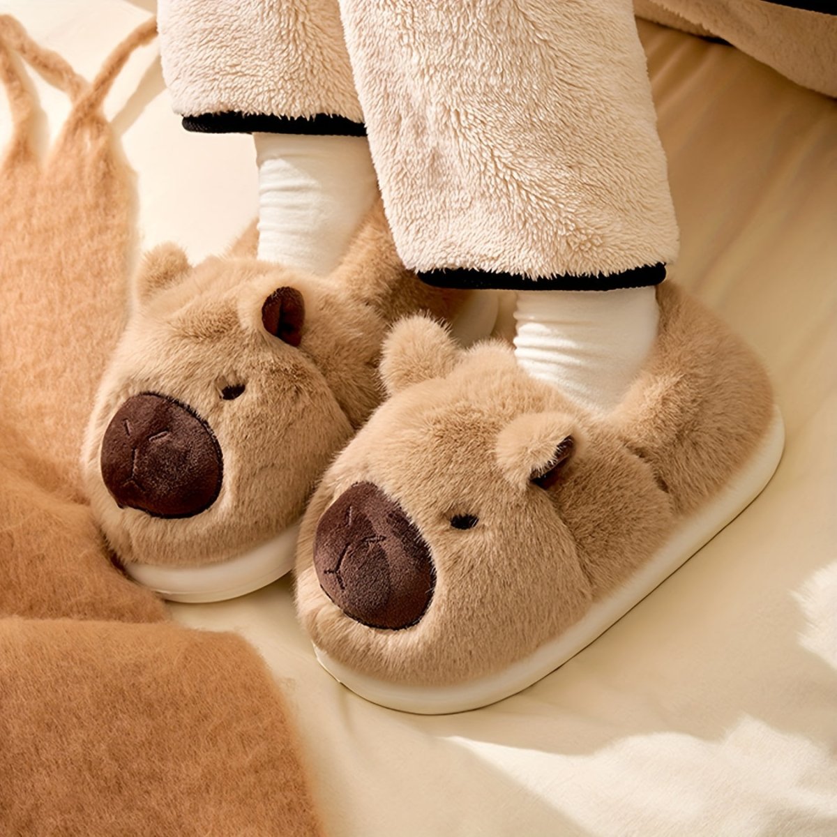 Chinelos de peluche FLUFFBARA com capivara — Sola antiderrapante, interior e exterior em peluche