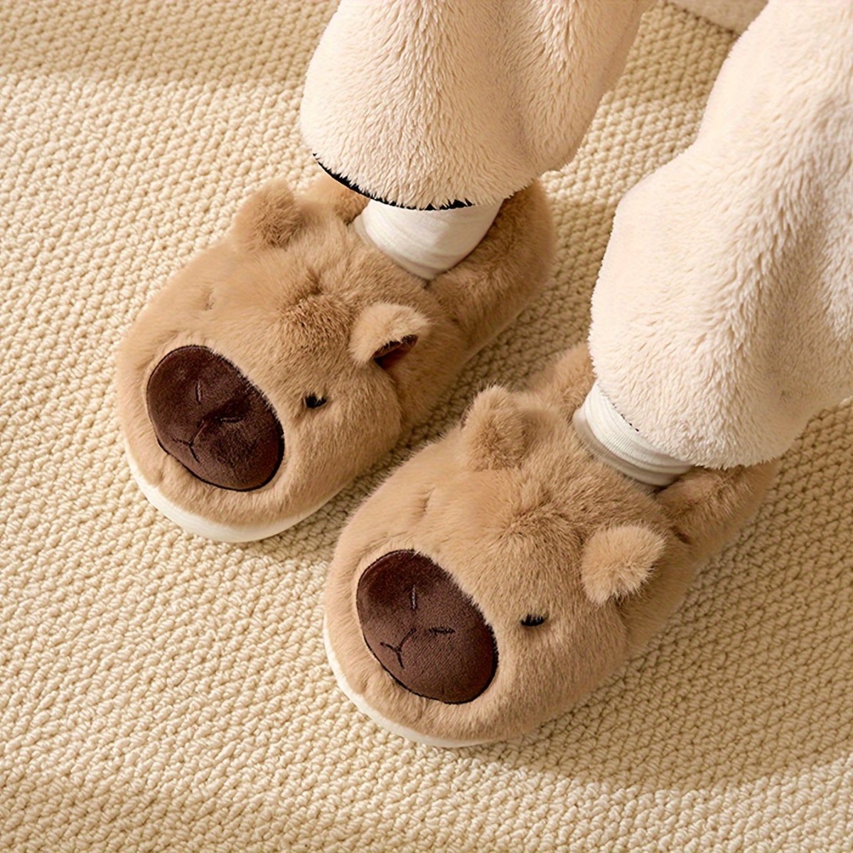 Chinelos de peluche FLUFFBARA com capivara — Sola antiderrapante, interior e exterior em peluche