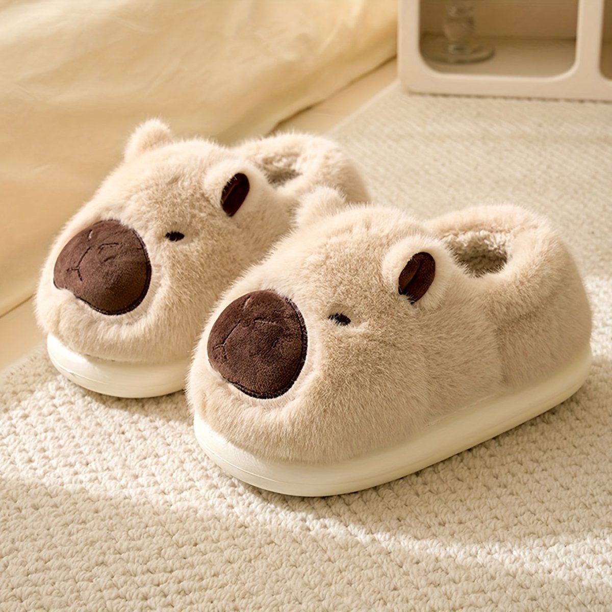 Chinelos de peluche FLUFFBARA com capivara — Sola antiderrapante, interior e exterior em peluche
