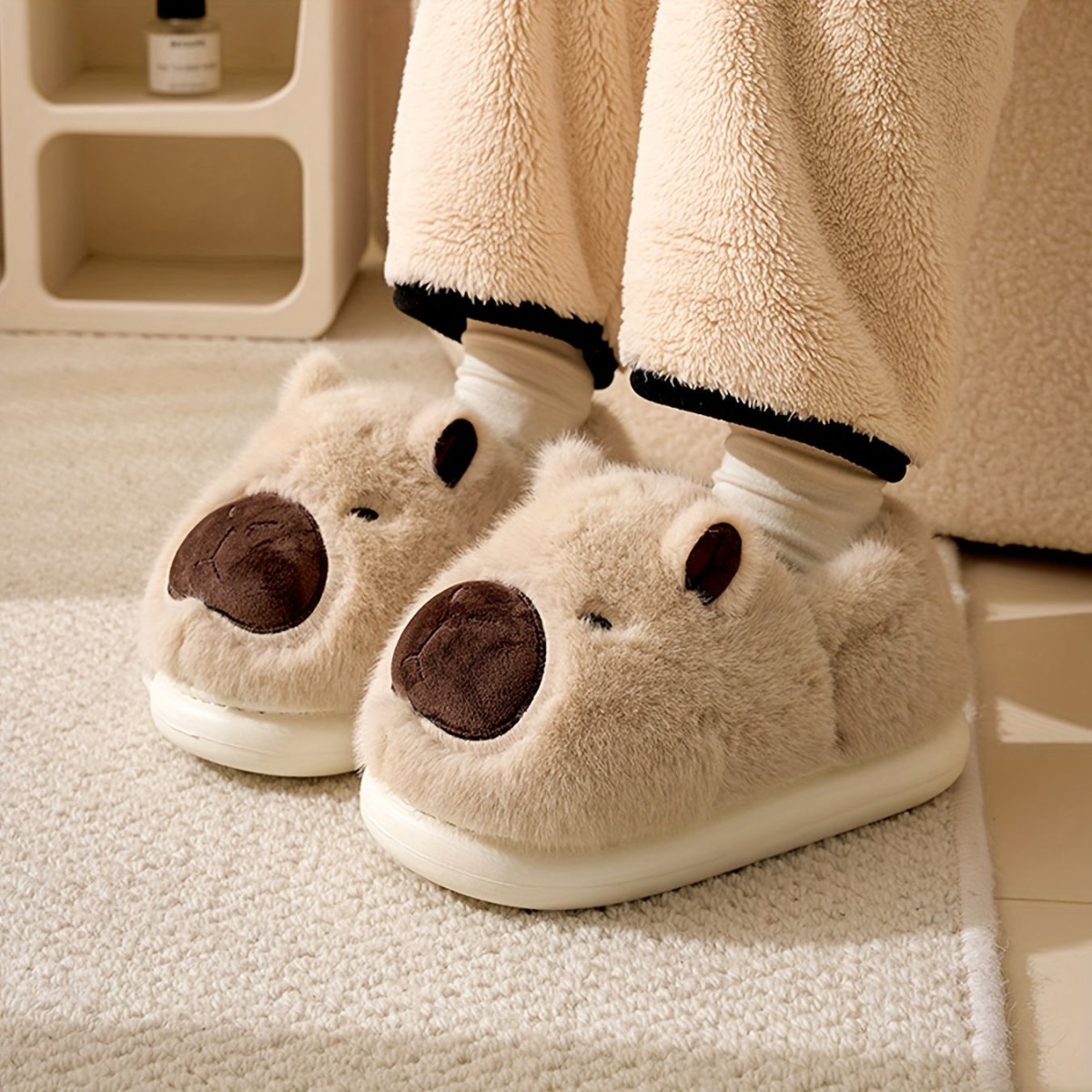 Chinelos de peluche FLUFFBARA com capivara — Sola antiderrapante, interior e exterior em peluche
