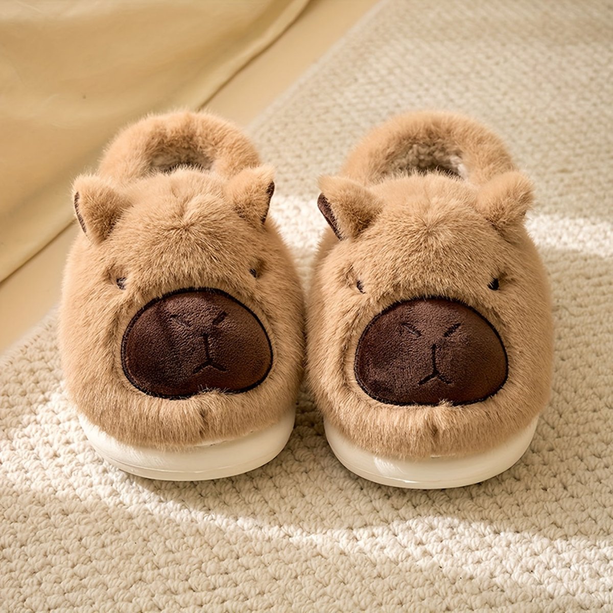 Chinelos de peluche FLUFFBARA com capivara — Sola antiderrapante, interior e exterior em peluche