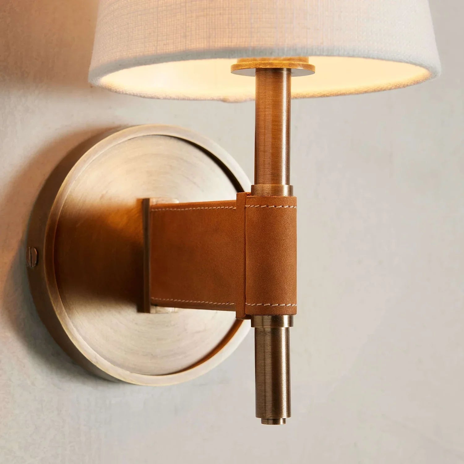 Hastings Leather Wall Lamp | wildoxy