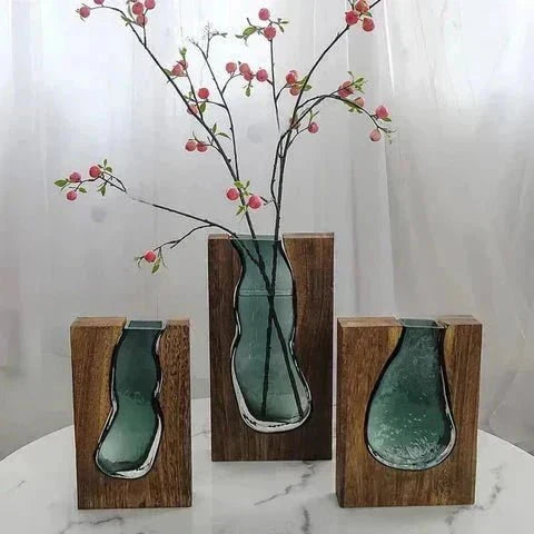 Houten bloemenvaas met glazen inzet voor verse bloemen