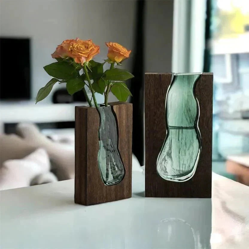 Houten bloemenvaas met glazen inzet voor verse bloemen