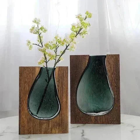 Houten bloemenvaas met glazen inzet voor verse bloemen