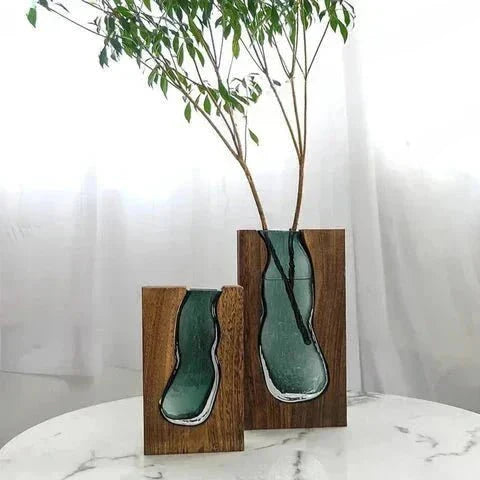 Houten bloemenvaas met glazen inzet voor verse bloemen