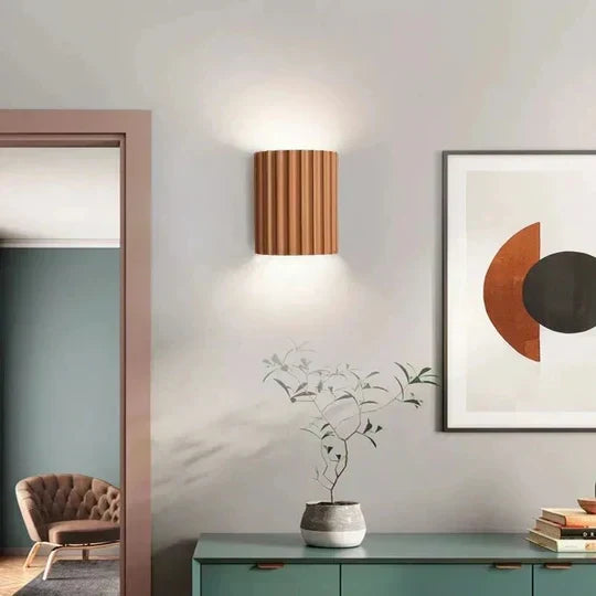 Räfflad skulptural vägglampa i resin, LED 7 W