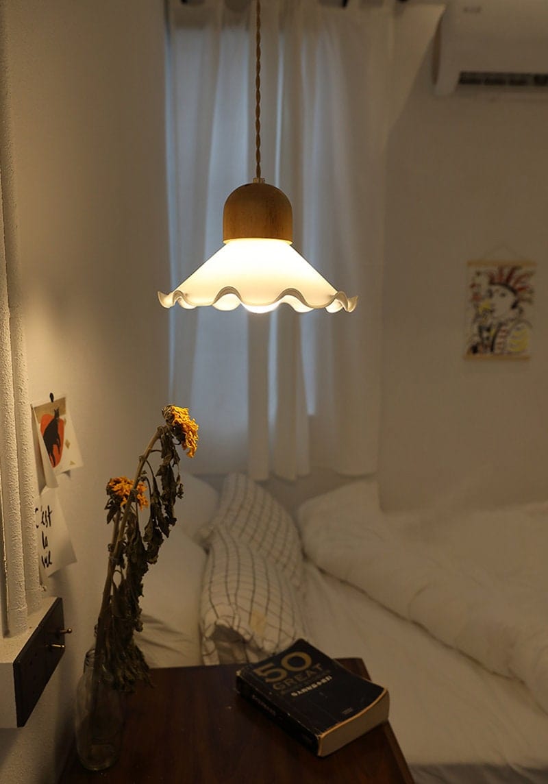 Opalglasspendellampe i blomsterdesign — monteringsbeslag i børstet messing eller egetræ