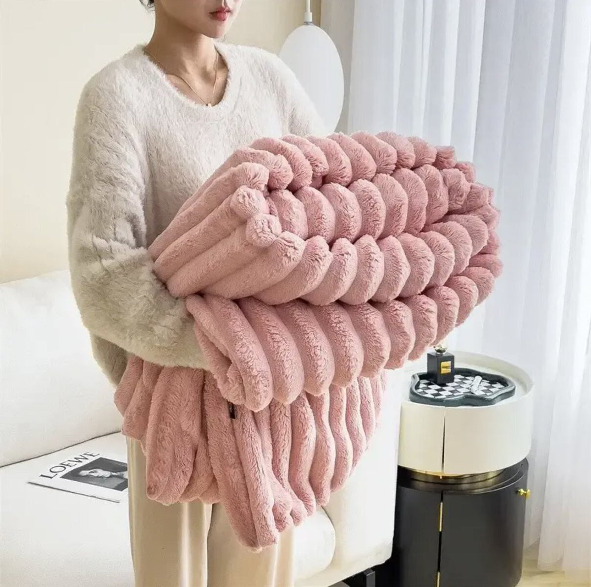 フェイクファーのふわふわブランケット - 軽量で贅沢なひざ掛け