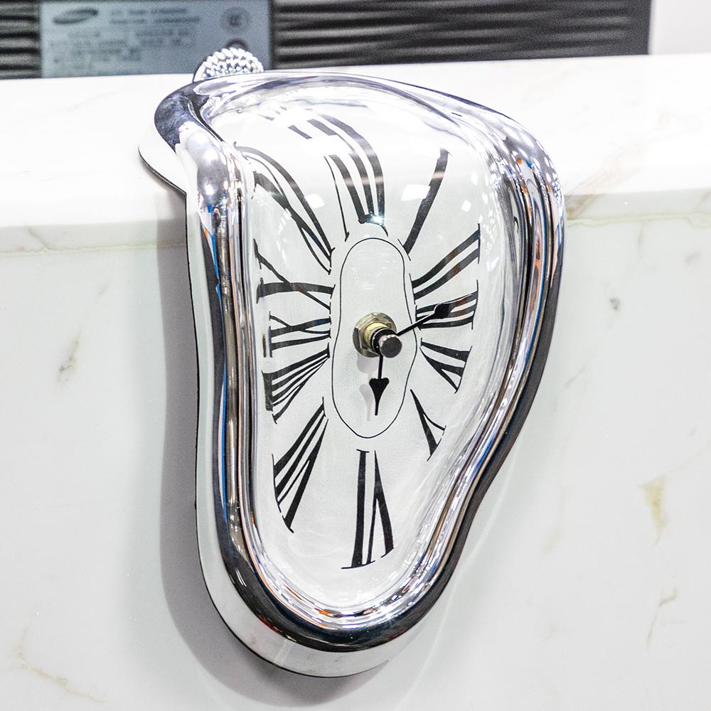 Horloge murale fondante style Salvador Dalí — noire, argentée et dorée