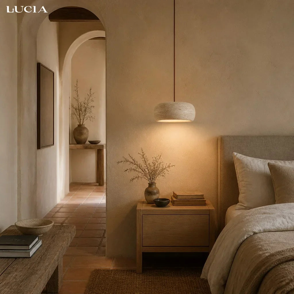 Lampada a sospensione in travertino — pietra naturale color crema, wabi-sabi
