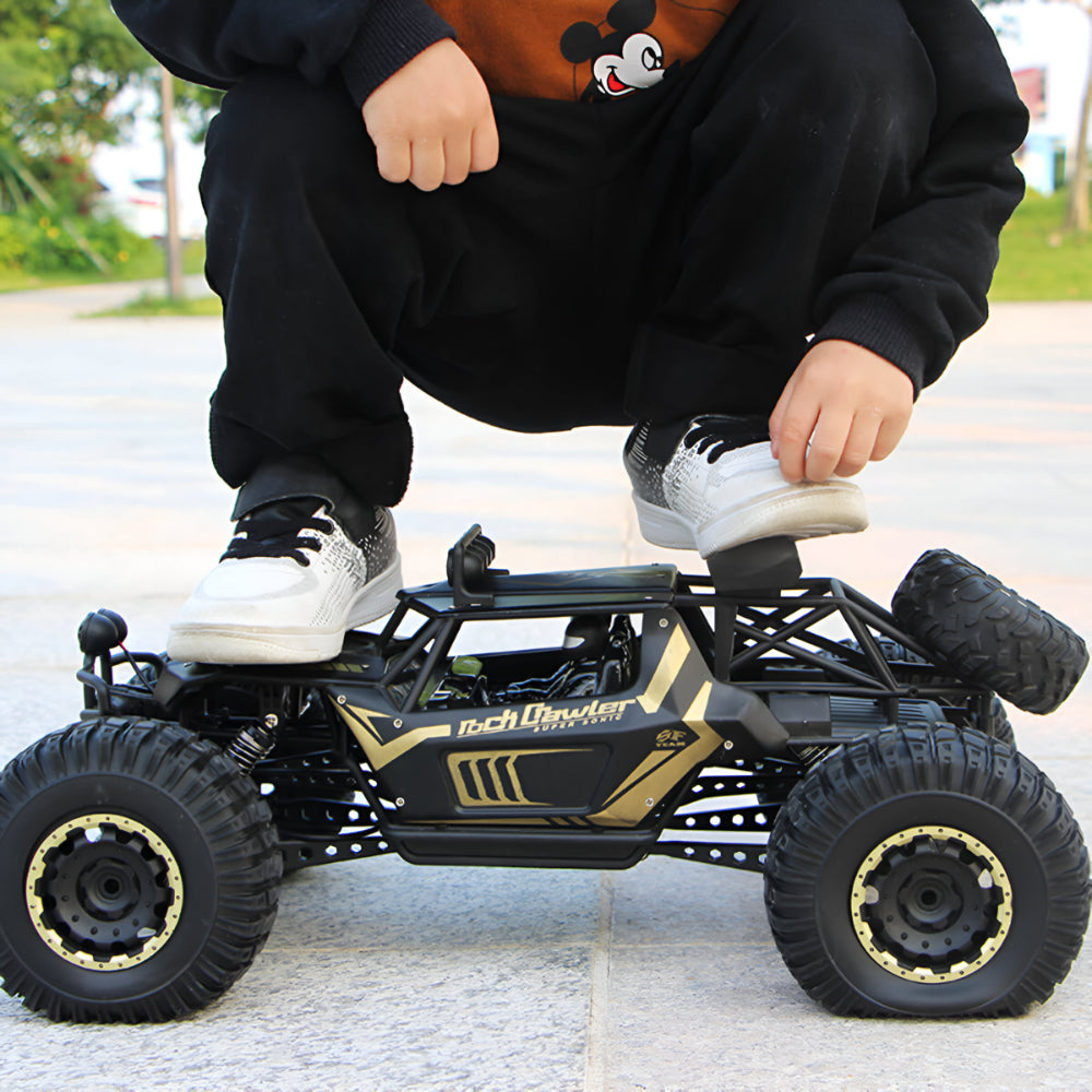 RC monster truck 4WD — kovový podvozek, černá a zlatá