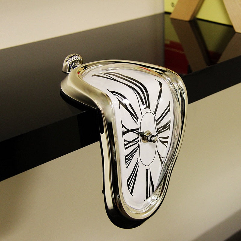 Horloge murale fondante style Salvador Dalí — noire, argentée et dorée