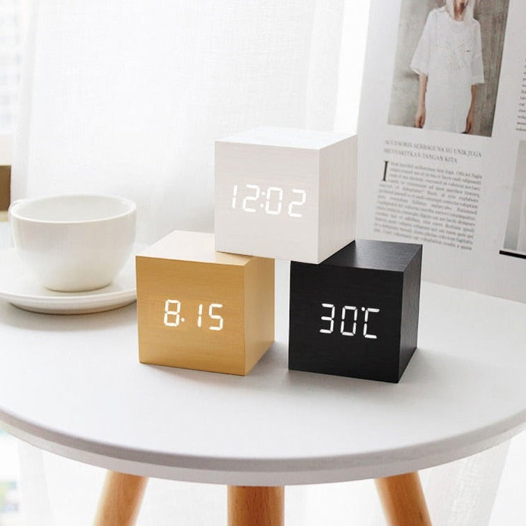 Sveglia cubica LED effetto legno da 6x6x6 cm, nera — Temperatura/funzione snooze