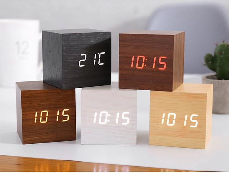 Sveglia cubica LED effetto legno da 6x6x6 cm, nera — Temperatura/funzione snooze
