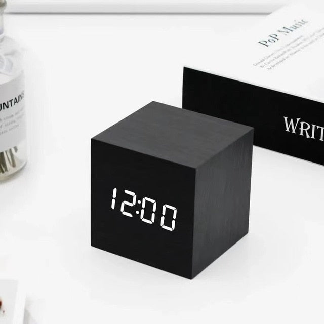 Sveglia cubica LED effetto legno da 6x6x6 cm, nera — Temperatura/funzione snooze