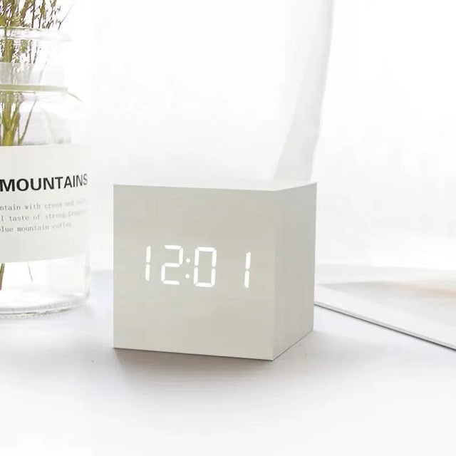 Sveglia cubica LED effetto legno da 6x6x6 cm, nera — Temperatura/funzione snooze