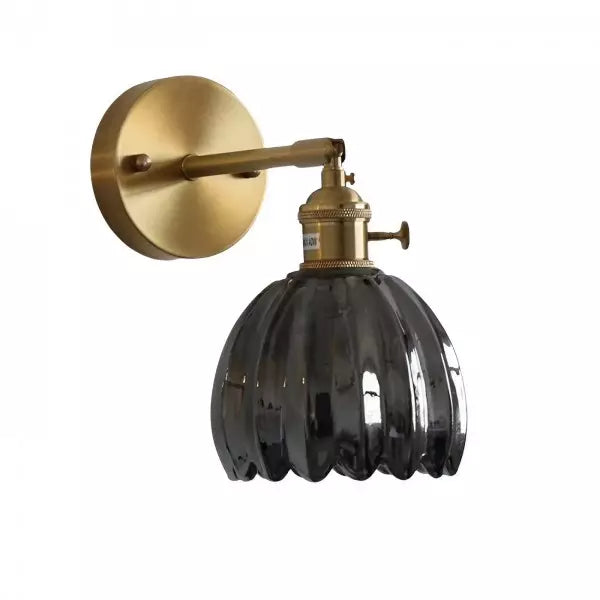 Tulppaaniseinävalaisin — retrohenkinen lasikukkarakenne, vintage-metallivalaisin