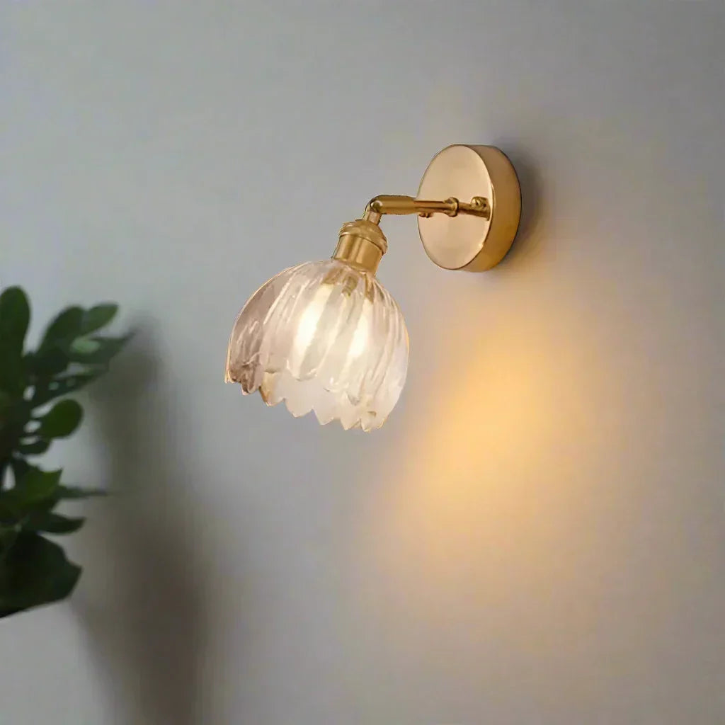 Tulppaaniseinävalaisin — retrohenkinen lasikukkarakenne, vintage-metallivalaisin