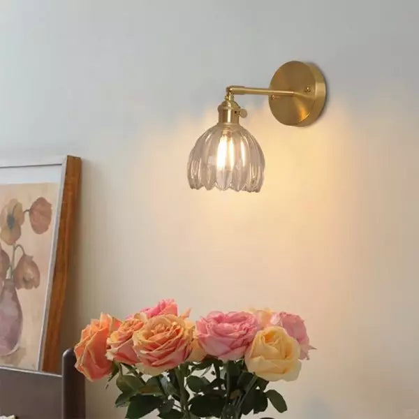 Tulppaaniseinävalaisin — retrohenkinen lasikukkarakenne, vintage-metallivalaisin