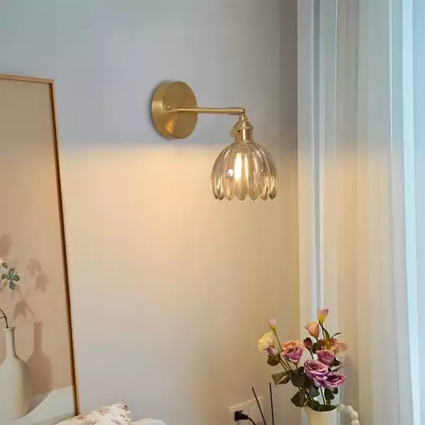 Tulppaaniseinävalaisin — retrohenkinen lasikukkarakenne, vintage-metallivalaisin