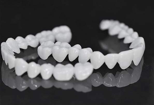 Facettes à l’aspect naturel FLEXIDENT — légères, ajustement réglable à la mâchoire