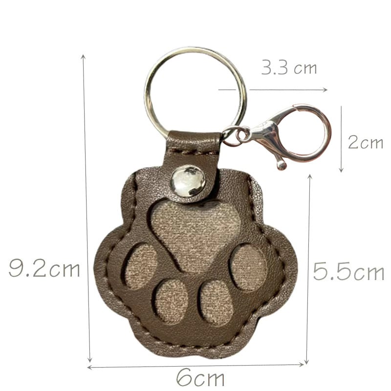 Personoitu nahkainen avaimenperä tassunjäljellä – muisto