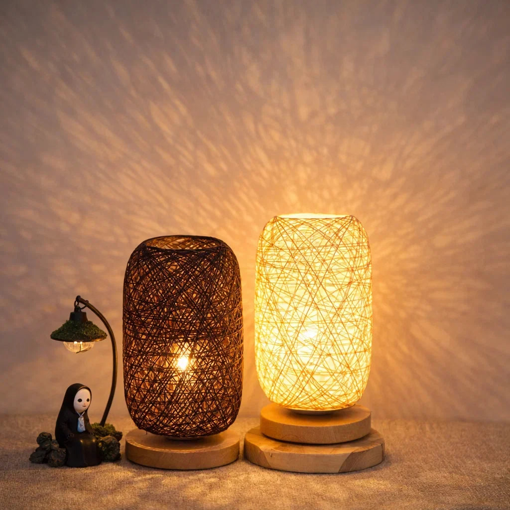 Lampe de table japandi — rotin naturel et finition bois