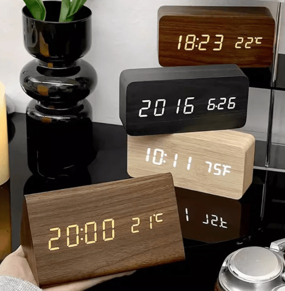 LED hodiny Ambiwood s hlasovým ovládáním — hladký dřevěný rám, jednoduchý minimalistický design